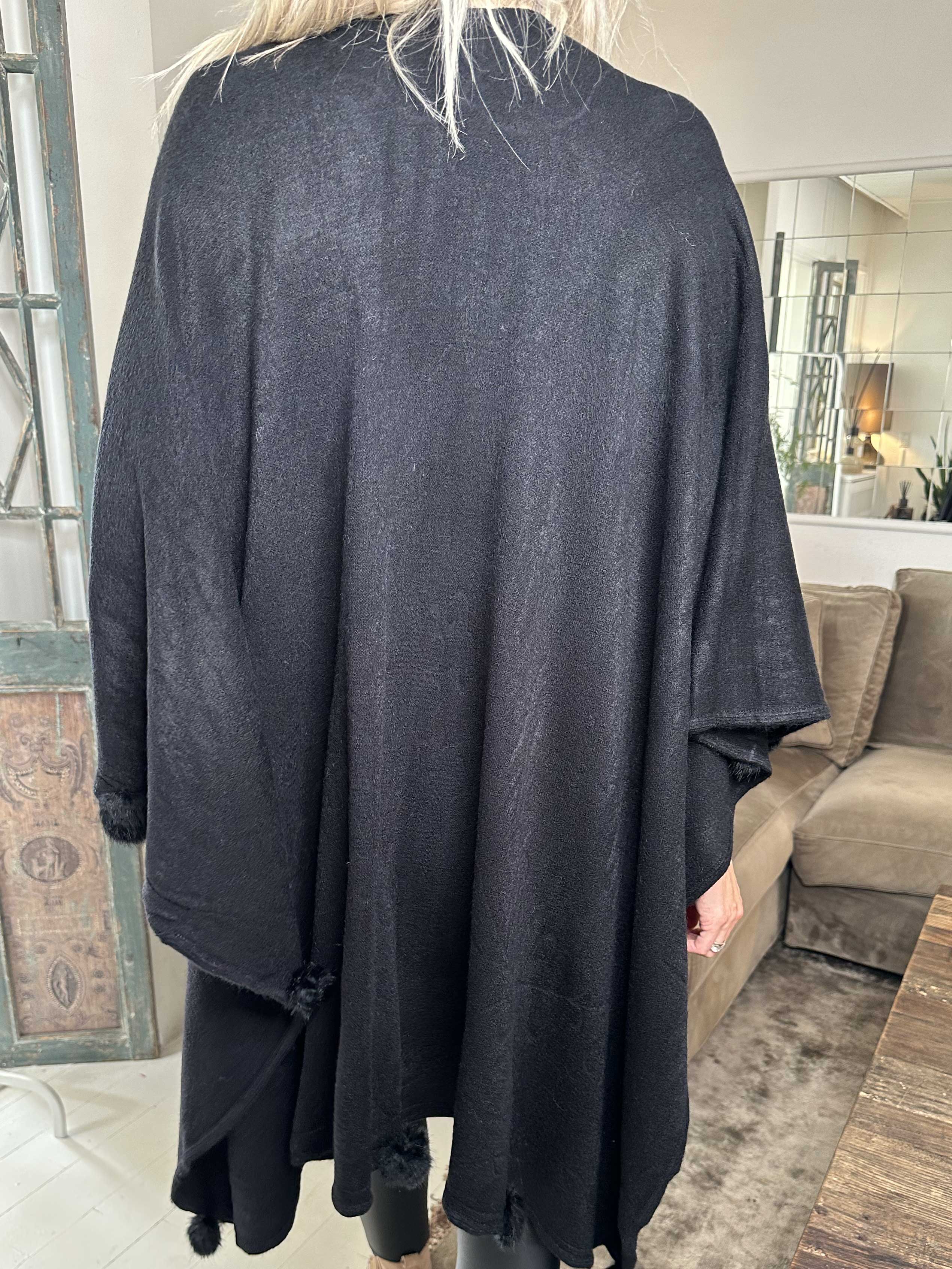 Nila - Lång varm poncho med pomponer